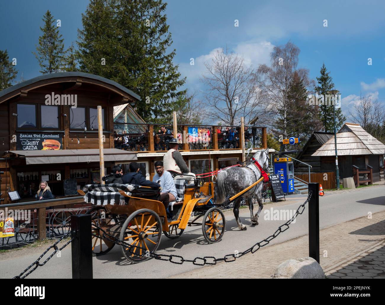 Cheval et calèche avec des touristes dans la principale rue commerçante de Zakopane, Pologne Banque D'Images