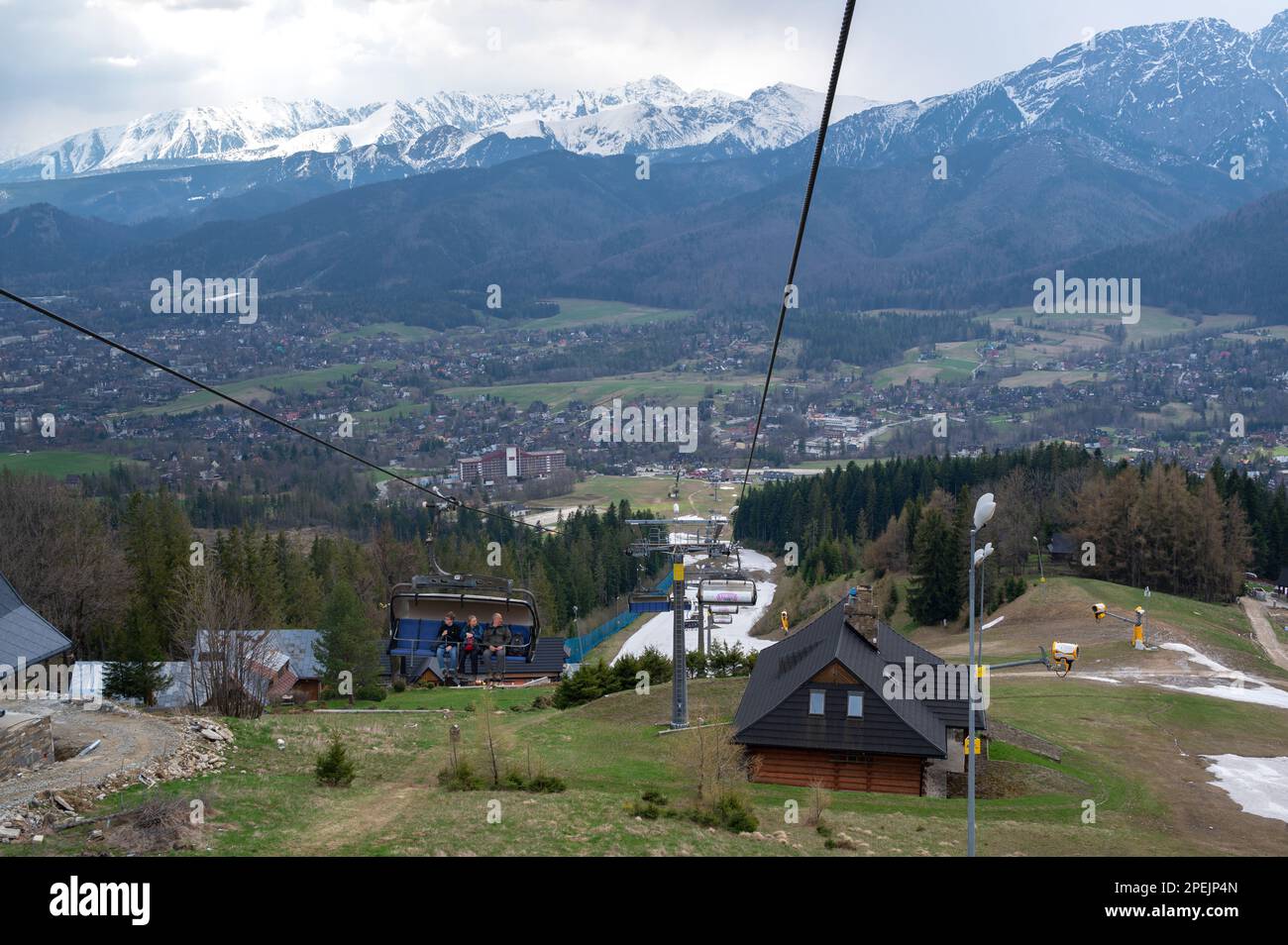 Vue sur le télésiège Kasprowy Wierch de Kuźnice au sommet de Kasprowy Wierch dans les Tatras. Banque D'Images