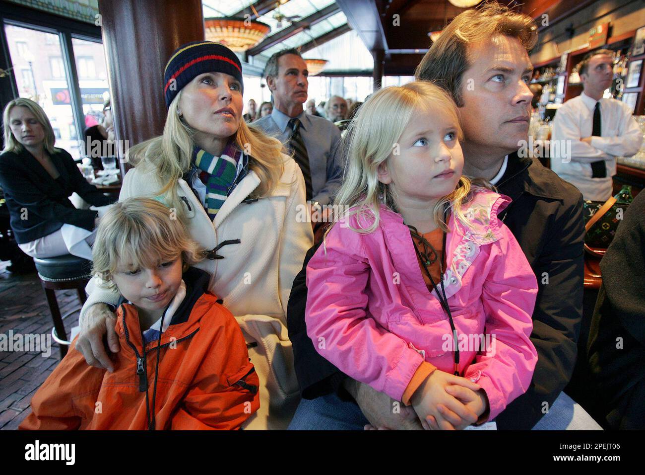 Former model Christie Brinkley and her husband Peter Cook, along with children Jack, left, and Saylor Cook, watch Sen. John Kerry's concession speech on television in a bar next to Faneuil Hall in Boston, Wednesday, Nov. 3, 2004. The couple supported Kerry and watched the speech at the bar along with an overflow crowd from Faneuil Hall. Christie campaign for Kerry (AP Photo/Michael Dwyer) Banque D'Images