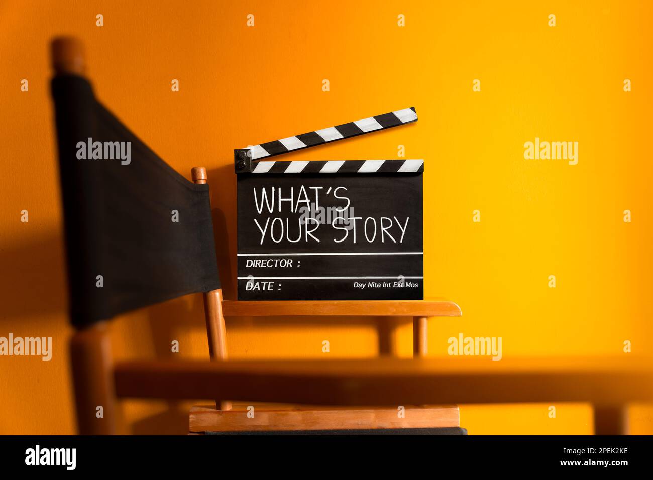 Quel est votre histoire.titre de texte sur le film clapper conseil et directeur de chaise. Banque D'Images