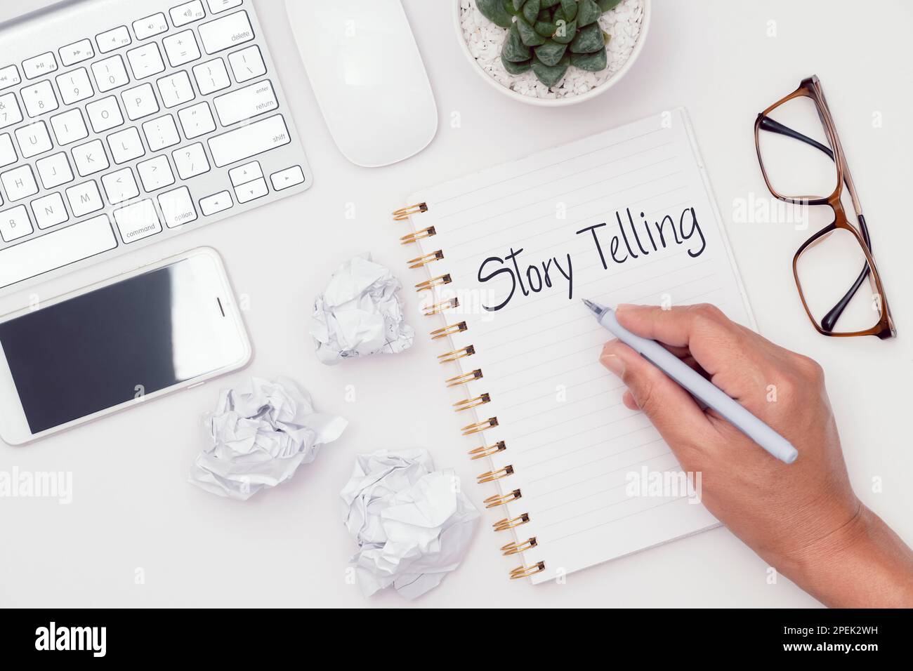L'histoire de l'homme écrit à la main racontant sur ordinateur portable, vue en grand angle du bureau du scénariste pour le film, le théâtre, la musique et le documentaire. Banque D'Images