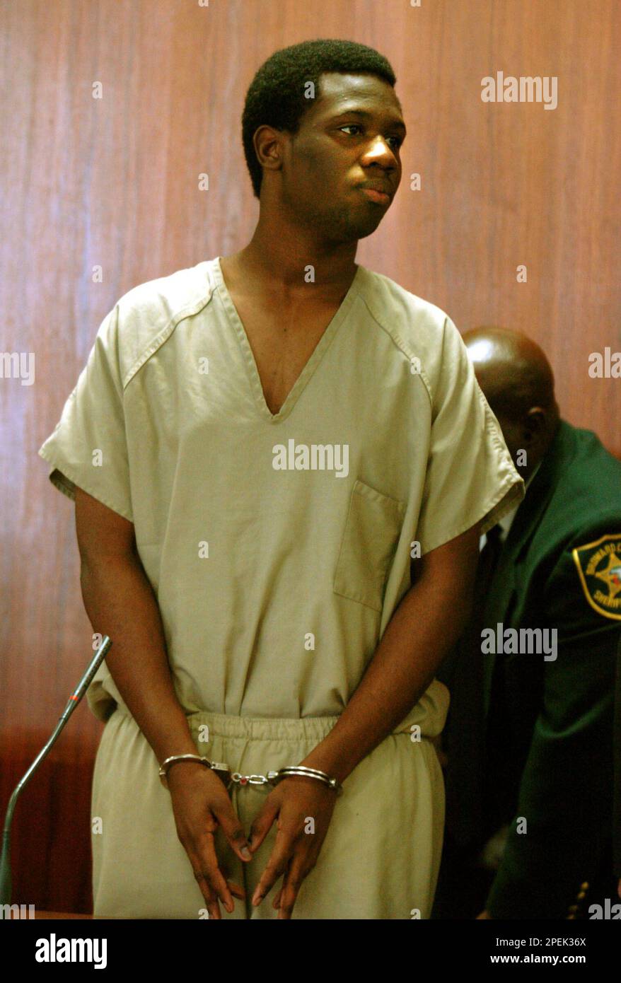 Lionel Tate, 17, looks on during a hearing, Friday, Oct. 29, 2004, on charges that he violated probation less than eight months after being freed. Lionel Tate, was sentenced to life for killing a 6-year-old family friend when he was 12. (AP Photo/Lou Toman, Pool) Banque D'Images