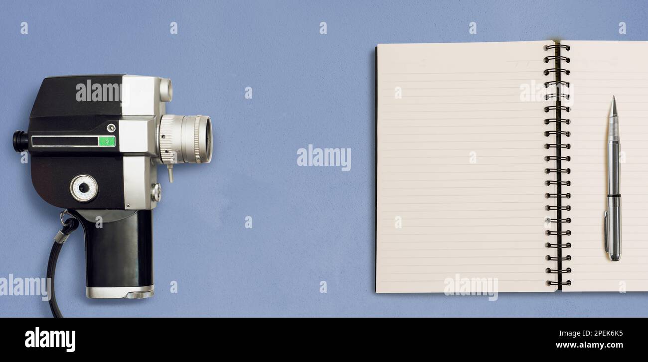 l'ancienne caméra film 8mm et livre papier pour cinéaste. Banque D'Images