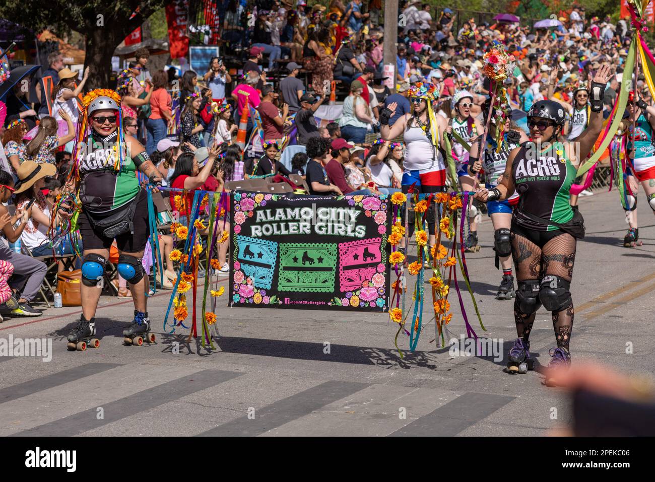 San Antonio, Texas, États-Unis - 8 avril 2022 : la bataille de la parade des fleurs, membres des Roller Girls de la ville d'Alamo Banque D'Images