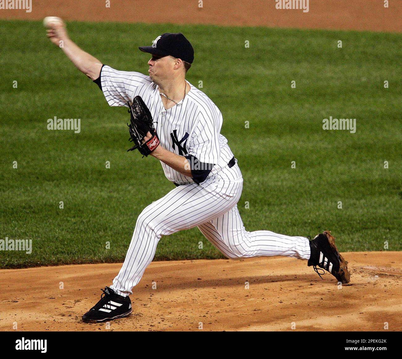 New York Yankees starter Jon Lieber fires to the plate against the Boston Red Sox during the first inning of game 6 of the ALCS Tuesday, Oct. 19, 2004 in New York. (AP Photo/Amy Sancetta) Banque D'Images