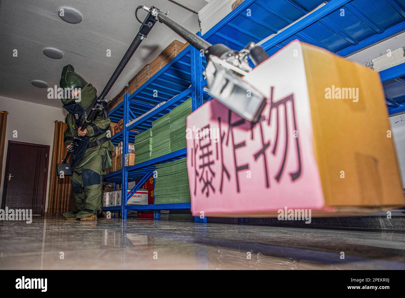 FANGCHENGGANG, CHINE - 15 MARS 2023 - une équipe d'élimination des explosifs utilise un bras robotisé pour transférer des « explosifs » à Fangchenggang, province du Guangxi, Chi Banque D'Images