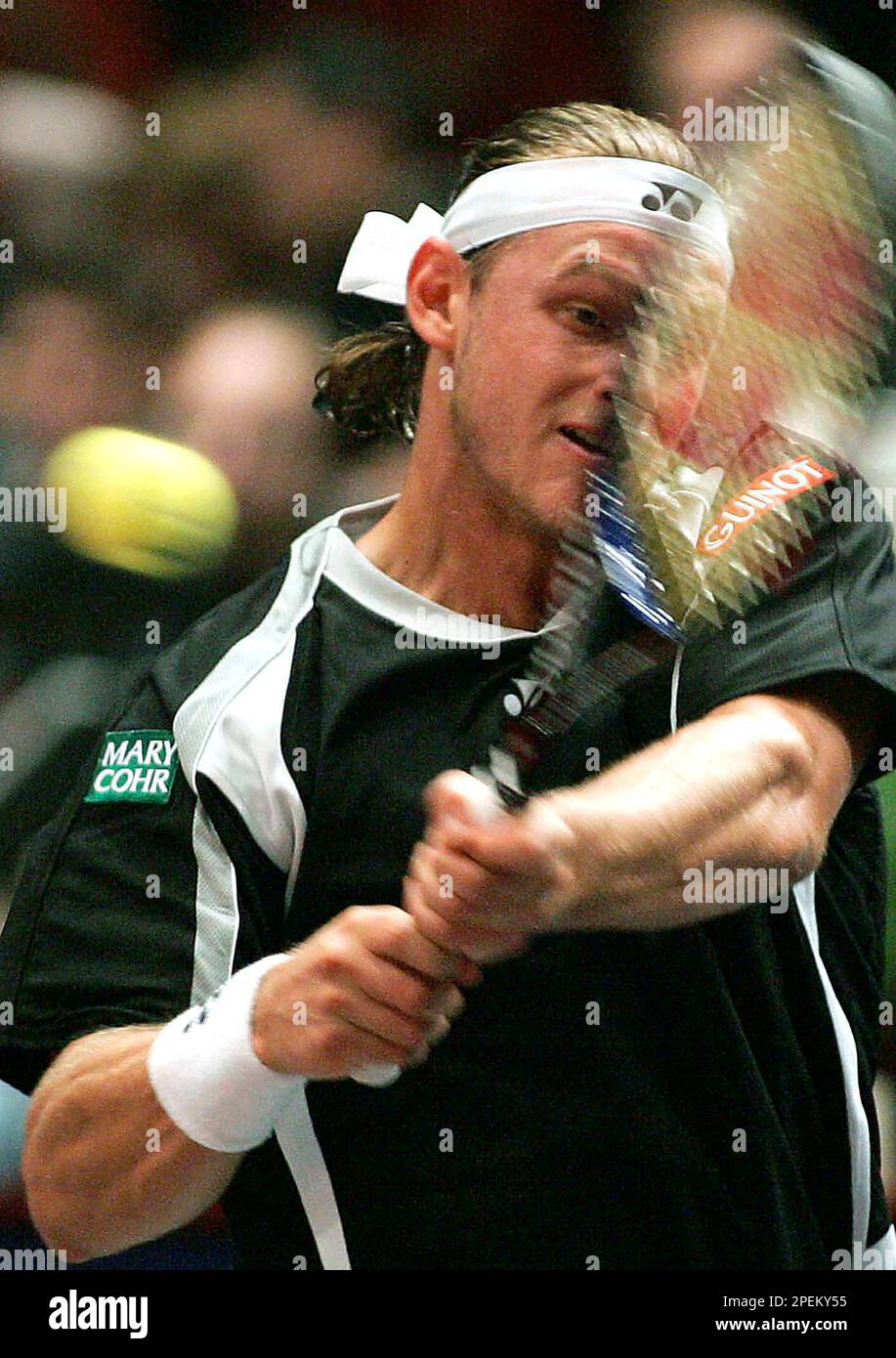 Argentina's David Nalbandian returns the ball to Andreas Seppi from Italy on Tuesday, Oct. 12, 2004, during their first round match for the BA-CA trophy at the ATP tennis tournament in Vienna. (AP Photo/Hans Punz) Banque D'Images