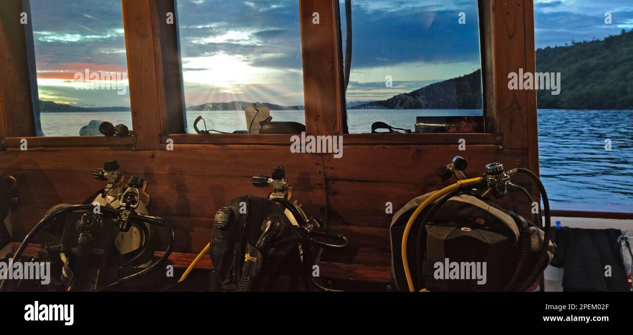 Équipement de plongée sur la terrasse d'un bateau en bois naviguant dans un paradis tropical Banque D'Images