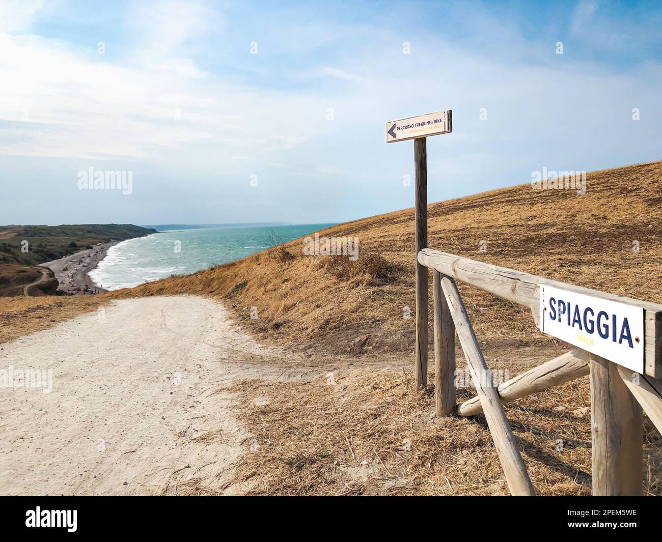 Panneau indiquant la plage en Italie. Vue panoramique de Punta Aderci avec la mer italienne. Réserve naturelle de Punta Aderci, Vasto, Chieti, Italie Banque D'Images