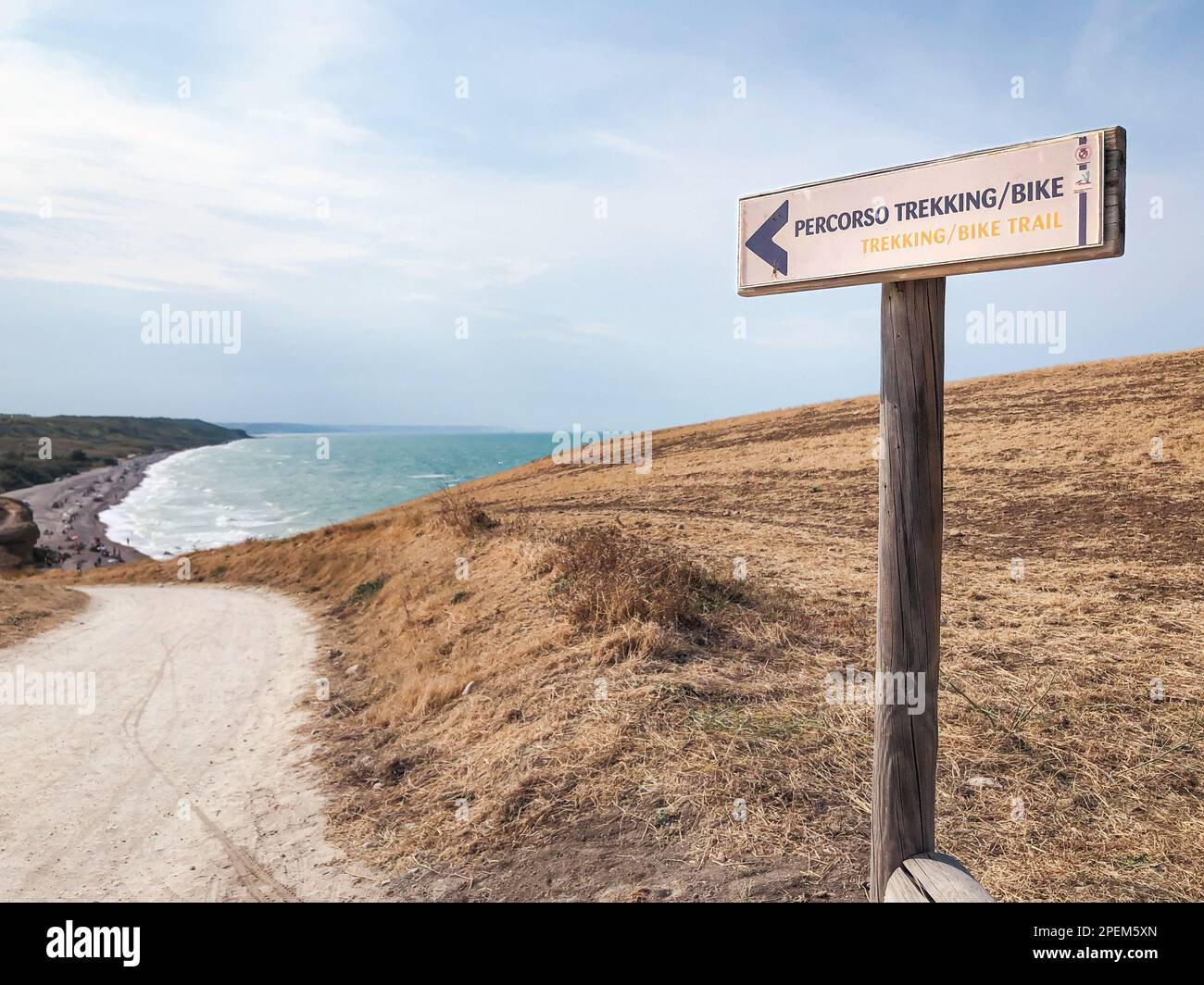 Un panneau indique une route de trekking et de vélo pour les touristes dans une station balnéaire sur la côte italienne. Vue panoramique de Punta Aderci avec la mer Banque D'Images