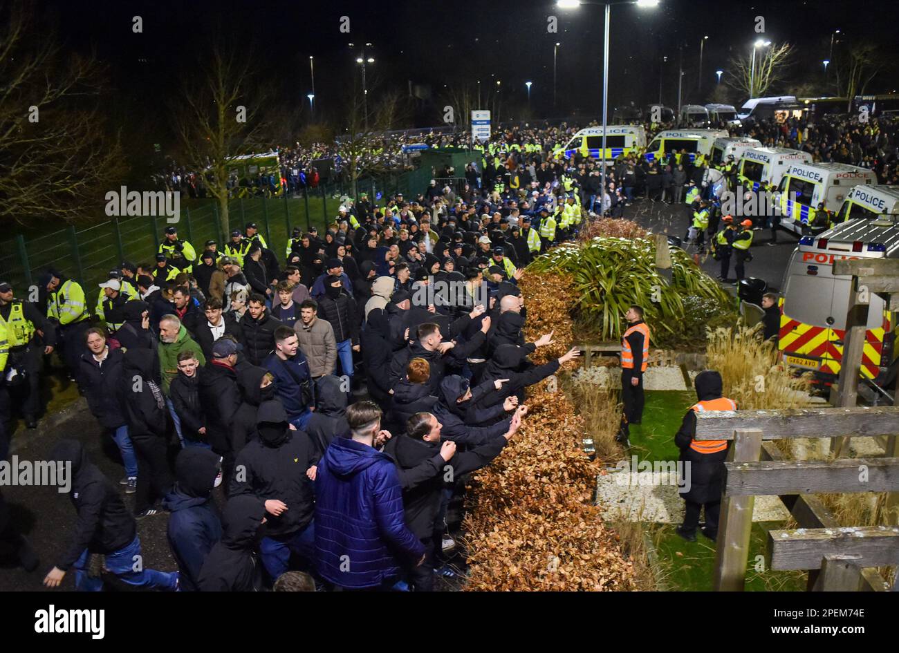 La police escorte les fans du Palais dans le stade en les éloignant des fans de Brighton avant le match de la Premier League entre Brighton & Hove Albion et Crystal Palace au stade de la communauté American Express, Brighton, Royaume-Uni - 15th mars 2023 photo Simon Dack/Telephoto Images Banque D'Images