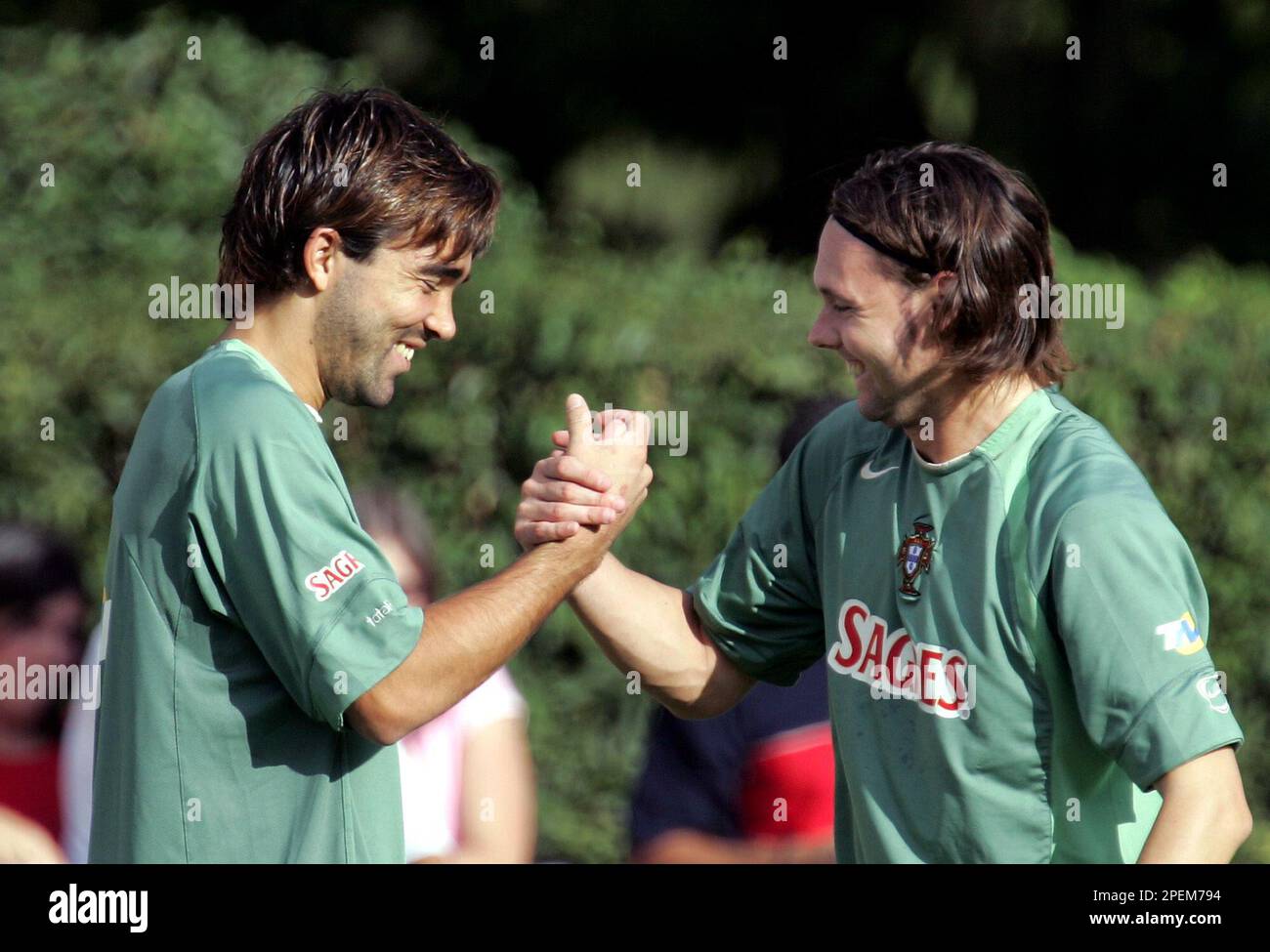 Barcelona's Deco, left, and his former teammate in FC Port's Maniche share a laugh during a training session of Portugal's national soccer team Thursday, Oct. 7, 2004, at the National stadium outside Lisbon. Portugal will face Liechtenstein Saturday and Russia Oct. 13 in two soccer world cup qualifying matches. (AP Photo/Armando Franca) Banque D'Images