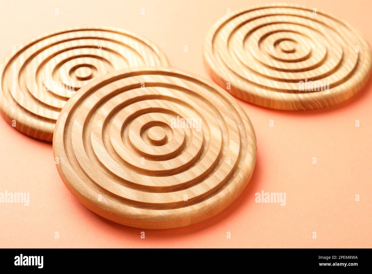 Dessous de verre en bois élégant sur fond orange Banque D'Images