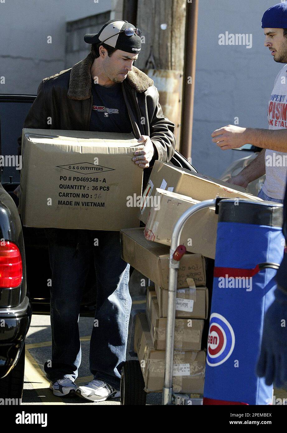 Chicago Cubs' Todd Walker, left, carries boxes from Wrigley Field Monday, Oct. 4, 2004, as the team clears out of the clubhouse at he end of the season. (AP Photo/Nam Y. Huh) Banque D'Images