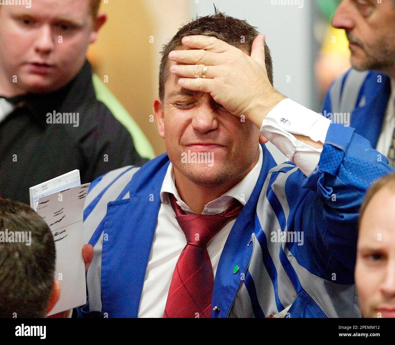 A trader on the dealing floor at London's International Petroleum Exchange, Wednesday Sept.29, 2004. The price of a barrel of oil on the international markets has risen briefly past the US$50 (40.60) mark. (AP Photo/Dave Caulkin) Banque D'Images