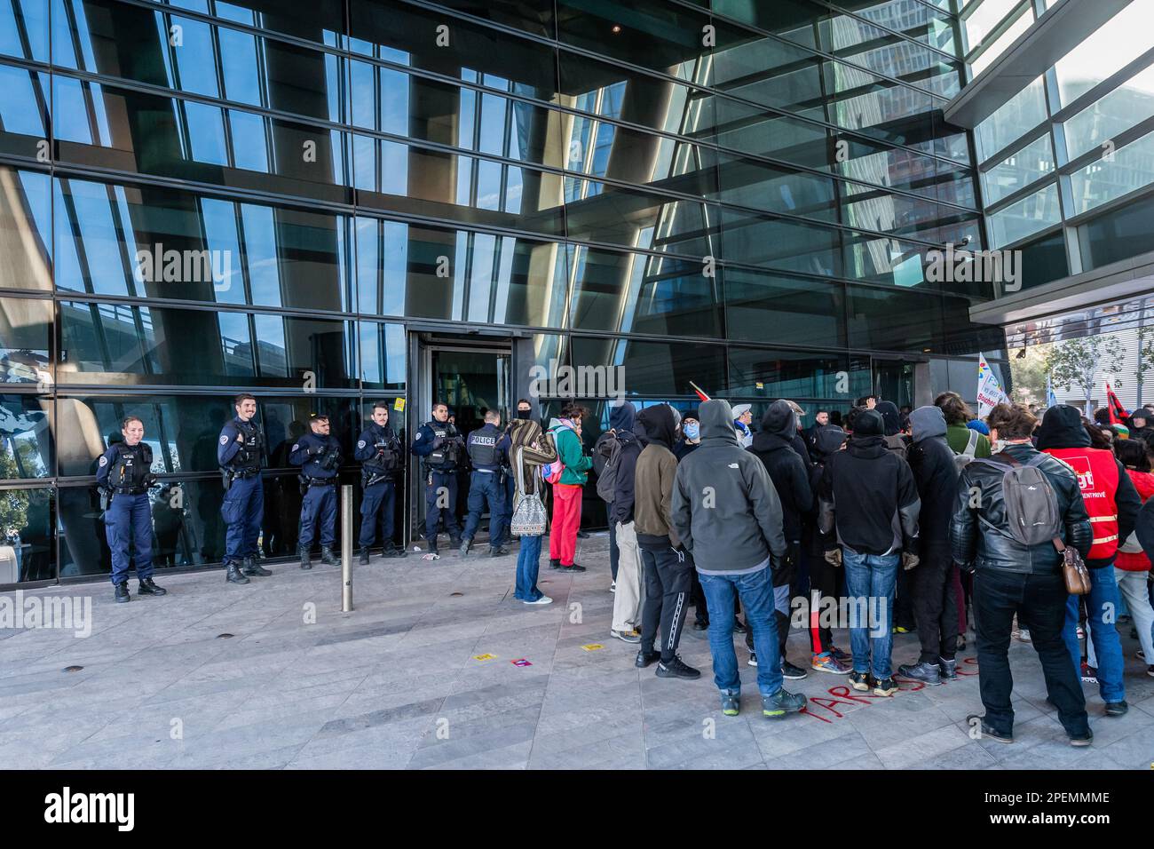 Marseille, France. 15th mars 2023. Une centaine de militants de gauche et de membres syndicaux bloquent l'entrée de la Tour CMA-CGM pour exiger une meilleure distribution de la richesse après que l'entreprise a annoncé des profits records. Aujourd'hui, le jour d'une manifestation nationale contre la réforme des retraites du gouvernement du Premier ministre Elisabeth borne, des groupes de manifestants ont organisé des actions ciblées contre les symboles économiques à Marseille (France). Crédit : SOPA Images Limited/Alamy Live News Banque D'Images