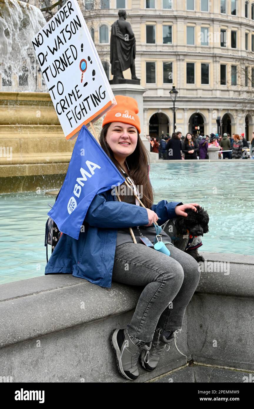 Les jeunes médecins ont prêté leur soutien aux enseignants en grève lors d'un rassemblement à Trafalgar Square au nom du Syndicat national de l'éducation. Banque D'Images