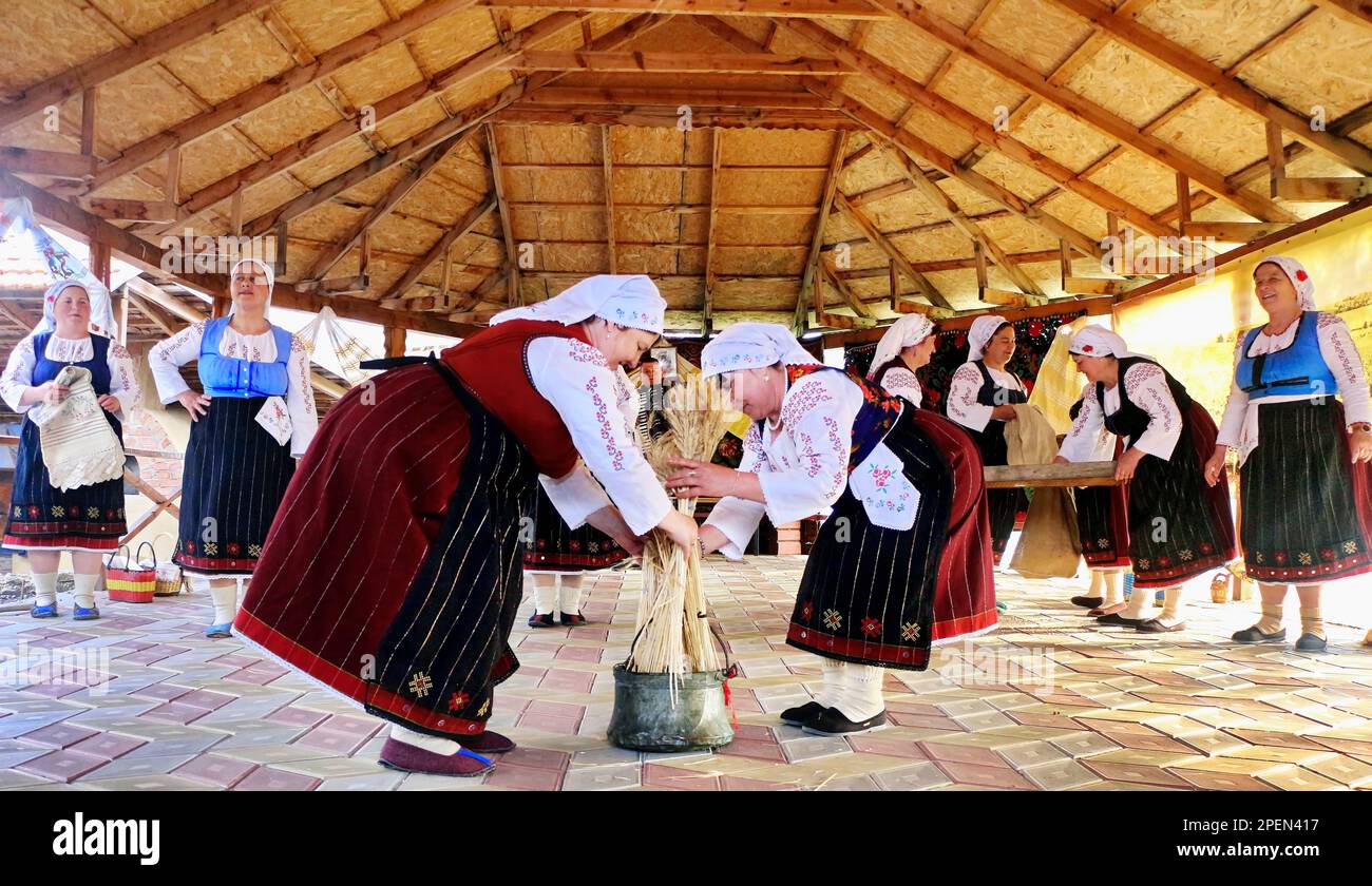 Les femmes dans les vêtements traditionnels - danses et chants folkloriques traditionnels, cérémonie de la culture locale Banque D'Images