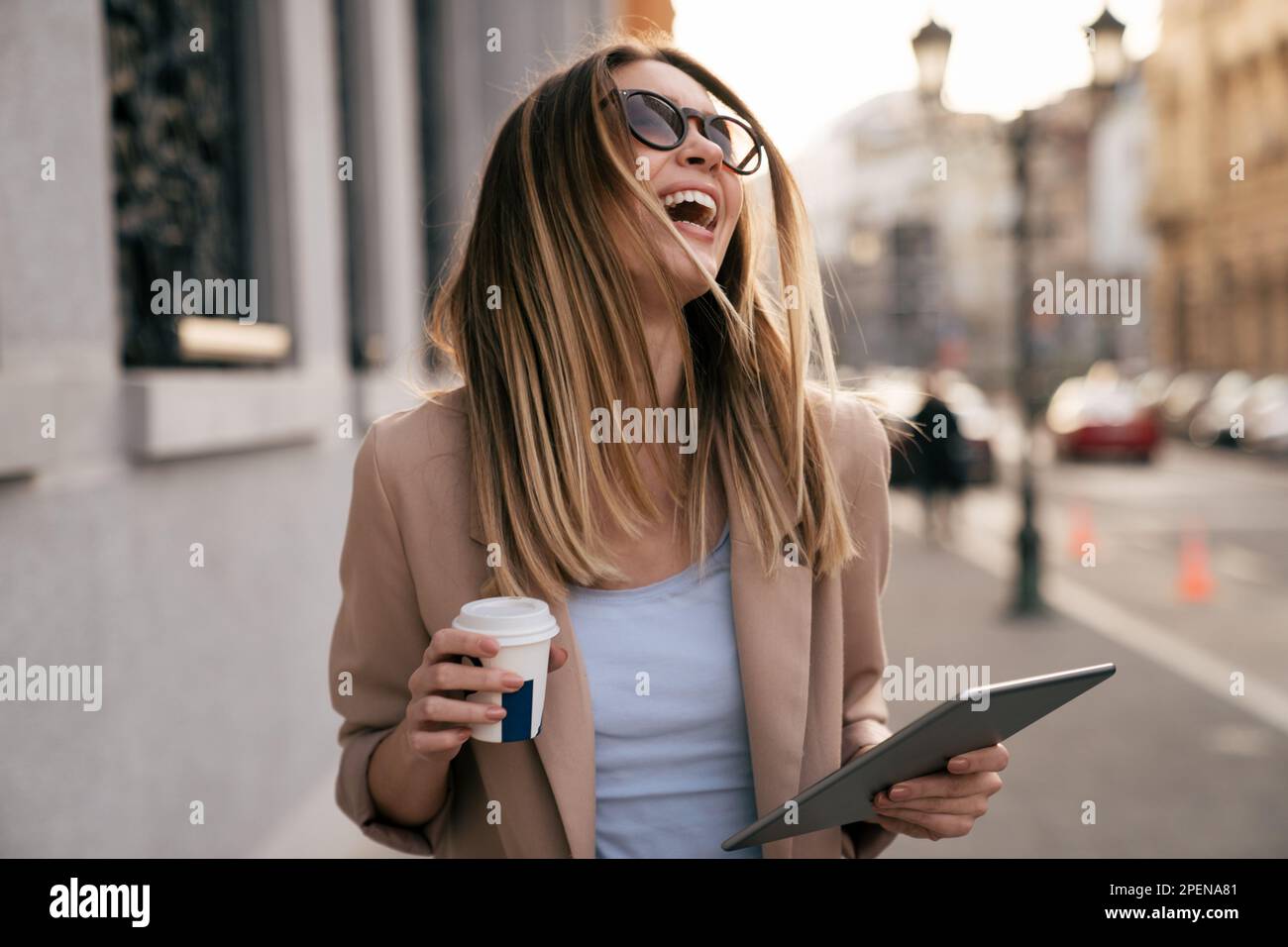 Portrait d'une femme réussie utilisant une tablette numérique pendant une pause rapide en milieu urbain Banque D'Images