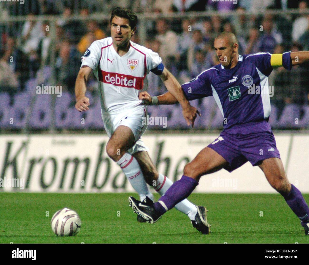 German team VfB Stuttgart's Croatian player Zvonimir Soldo, left, and Hungarian team FC Ujpest's player Karoly Eros, right, fight for the ball during the first round, first leg UEFA Cup match between FC Ujpest and VfB Stuttgart in Budapest, Hungary, on Thursday, Sept. 16, 2004. (AP Photo/Bela Szandelszky) Banque D'Images
