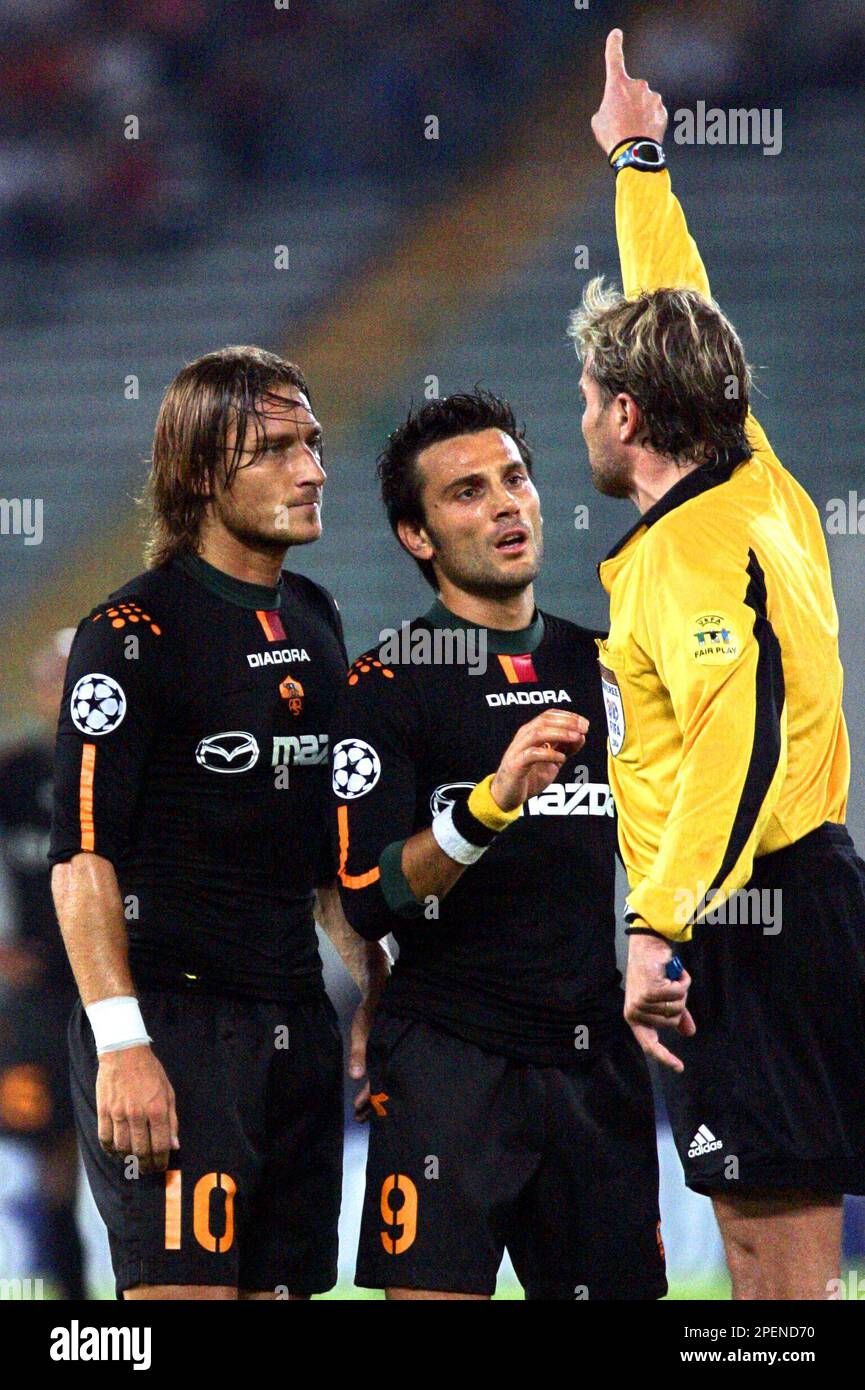 Roma's captain Francesco Totti, left, and teammate Vincenzo Montella argue with referee Anders Frisk of Sweden, right, during the Champions League, Group B, first leg soccer match between Roma and Dinamo Kiev at Rome's Olympic stadium, Wednesday, Sept. 15, 2004. (AP Photo/Domenico Stinellis) Banque D'Images