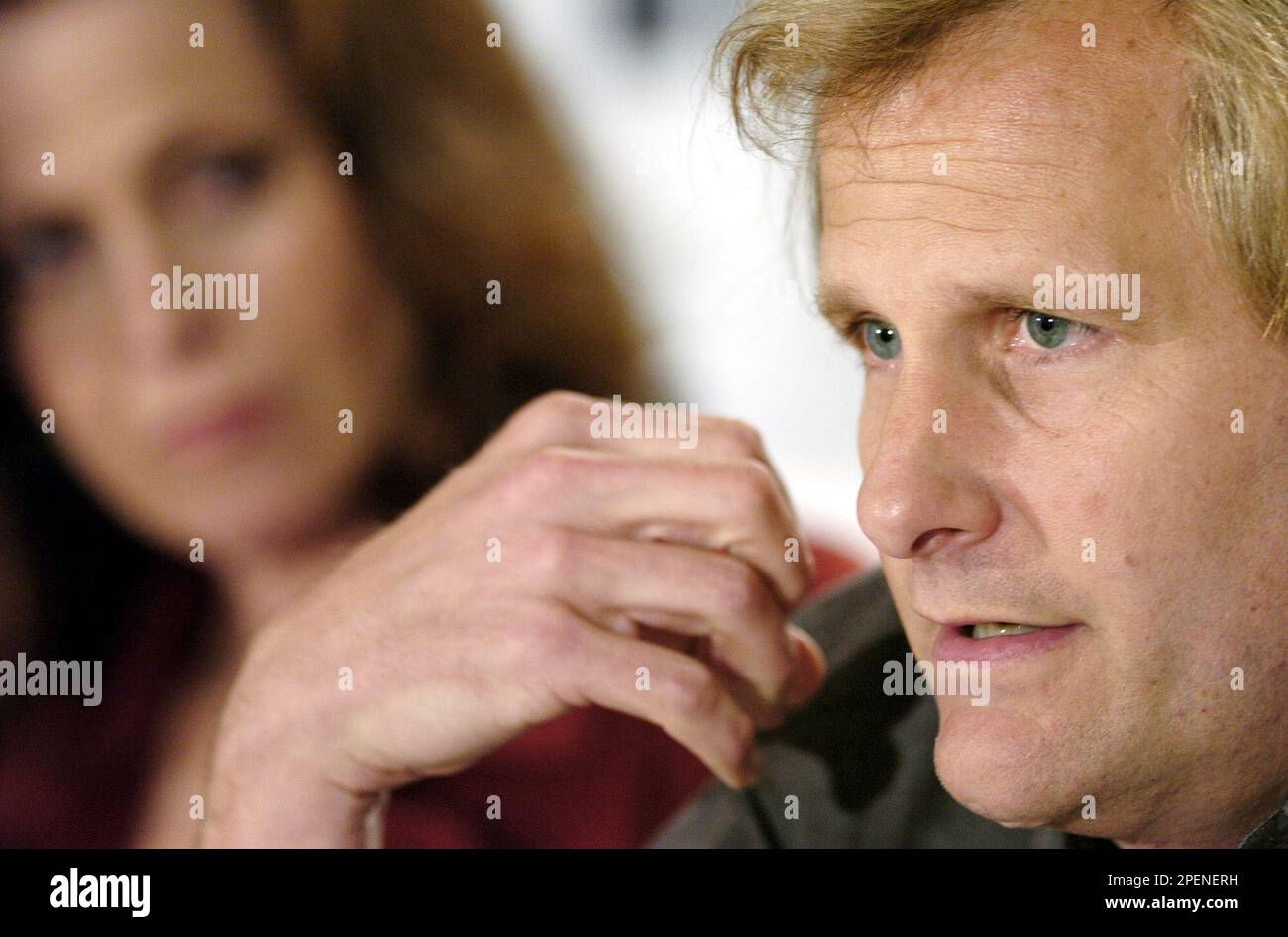 Actor Sigourney Weaver, left, looks on as Jeff Daniels speaks at a press conference for "Imaginary Heroes" during the Toronto International Film Festival in Toronto Tuesday Sept. 14, 2004. (AP Photo/CP, Aaron Harris) Banque D'Images