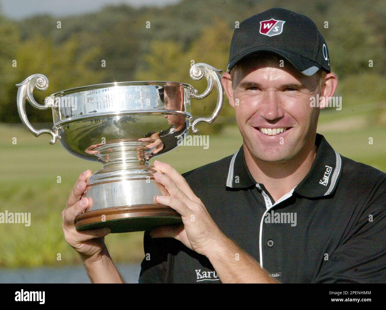 Padraig Harrington from Ireland poses with the trophy after winning the Linde German Masters golf tournament at Gut Laerchenhof in Pulheim near Cologne, western Germany, Sunday Sept. 12, 2004. (AP Photo/Hermann J. Knippertz) Banque D'Images