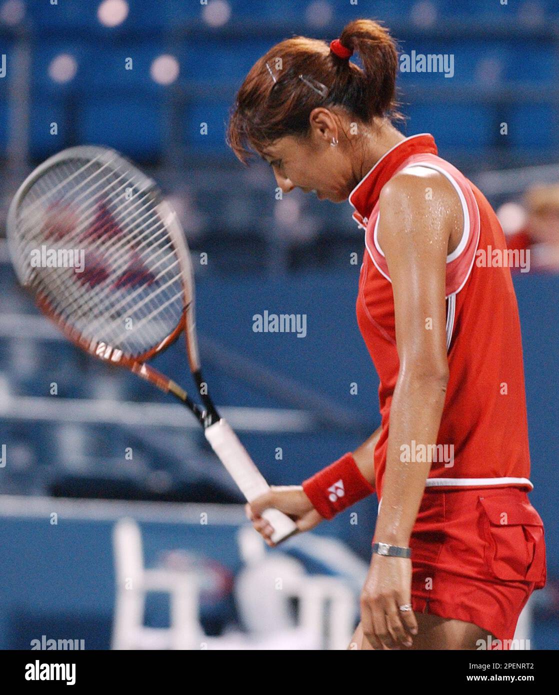 Shinobu Asagoe, of Japan, reacts during her 6-1, 6-1 loss to Lindsay Davenport, of the United States, at the U.S. Open tennis tournament in New York, Wednesday, Sept. 8, 2004 (AP Photo/Bill Kostroun) Banque D'Images