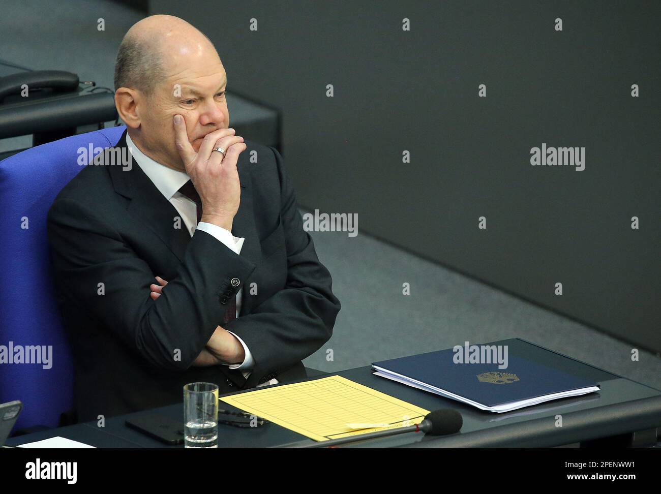 Berlin, Allemagne. 16th mars 2023. Le chancelier OLAF Scholz (SPD) écoute les discours de l'opposition pendant la session du Bundestag. La chancelière fait une déclaration du gouvernement sur le prochain sommet de l'UE. Credit: Wolfgang Kumm/dpa/Alay Live News Banque D'Images