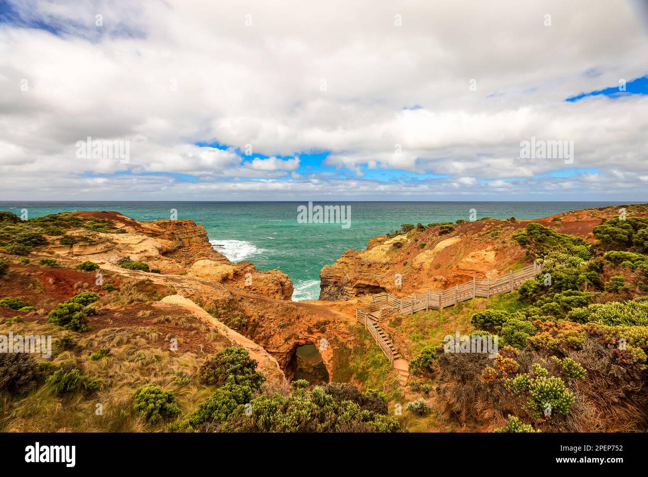 Paysage dans le parc national de Port Campbell, Victoria Australie avec sentier au-dessus de marches en bois et atterrissages à la Grotto un gouffre avec vue érodée à Banque D'Images