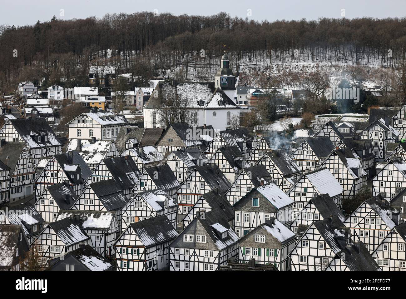 Freudenberg, Allemagne. 16th mars 2023. Maisons à colombages couvertes de neige dans la vieille ville. À l'école de Luise, une jeune fille de 12 ans tuée dans le sud de la Rhénanie-du-Nord-Westphalie, les élèves doivent être à nouveau progressivement enseignés selon un calendrier après de longues discussions. Luise avait été tué avec de nombreuses blessures au couteau sur 11 mars 2023. Credit: Oliver Berg/dpa/Alay Live News Banque D'Images