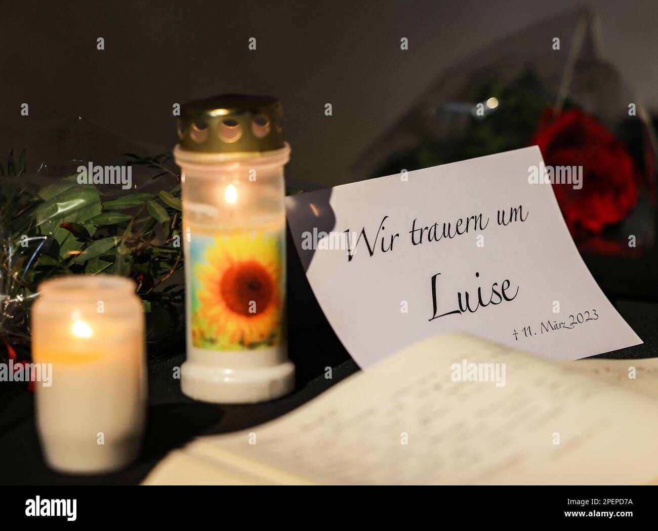 Freudenberg, Allemagne. 16th mars 2023. Un livre de condoléances est présenté à côté des fleurs et des bougies dans une église. À l'école de Luise, une jeune fille de 12 ans tuée dans le sud de la Rhénanie-du-Nord-Westphalie, les élèves doivent être à nouveau progressivement enseignés selon le calendrier après de longues discussions. Luise avait été tué avec de nombreuses blessures au couteau sur 11 mars 2023. Credit: Oliver Berg/dpa/Alay Live News Banque D'Images