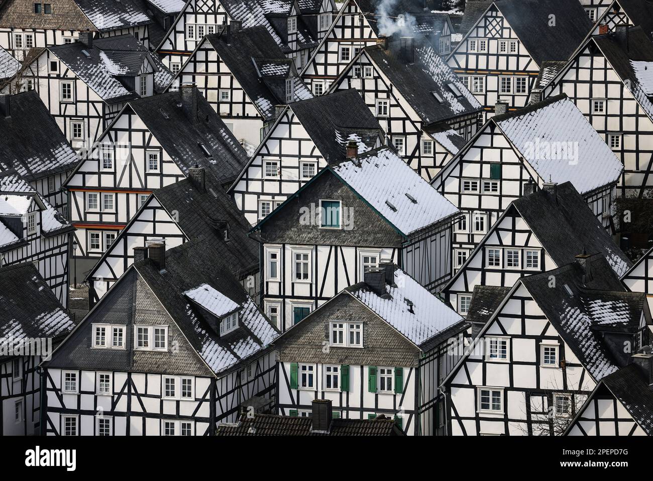 Freudenberg, Allemagne. 16th mars 2023. Maisons à colombages couvertes de neige dans la vieille ville. À l'école de Luise, une jeune fille de 12 ans tuée dans le sud de la Rhénanie-du-Nord-Westphalie, les élèves doivent être à nouveau progressivement enseignés selon le calendrier après de longues discussions. Luise avait été tué avec de nombreuses blessures au couteau sur 11 mars 2023. Credit: Oliver Berg/dpa/Alay Live News Banque D'Images