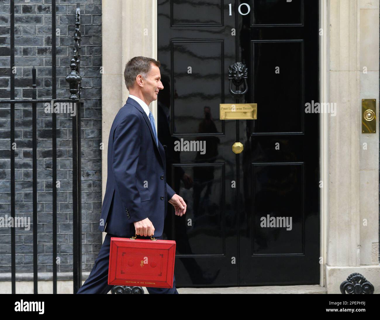 Jeremy Hunt MP (con: South West Surry) Chancelier de l'Echiquier, laissant Downing Street livrer son premier budget, 15th mars 2023 Banque D'Images