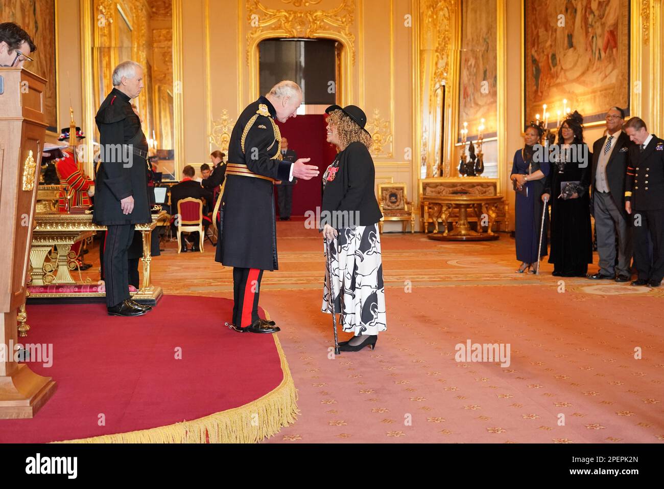 NE PAS UTILISER APRÈS LE 31 MARS 2023 SANS L'AUTORISATION DE ROYAL COMMUNICATIONS. Mme Joyce Fraser, fondatrice de la Black Heroes Foundation, de Bromley, est nommé Officier de l'ordre de l'Empire britannique par le roi Charles III au château de Windsor. L'honneur reconnaît les services à la promotion de l'histoire et du patrimoine noirs. Date de la photo: Mardi 31 janvier 2023. Banque D'Images
