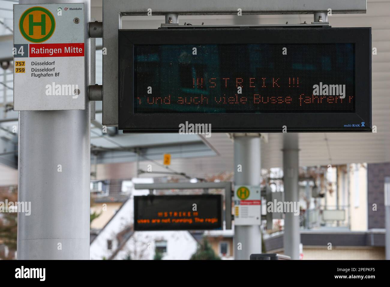 Ratingen, Allemagne. 16 mars 2023. Une nouvelle journée de grève par les membres du syndicat Verdi, sur les services de voyage locaux et régionaux, avec de grandes villes comme Düsseldorf commençant la journée sans bus, tram ou métro. En photo, la gare routière centrale de Ratingen, en Allemagne, une zone touchée par une grève. Credit: ANT Palmer/Alamy Live News Banque D'Images