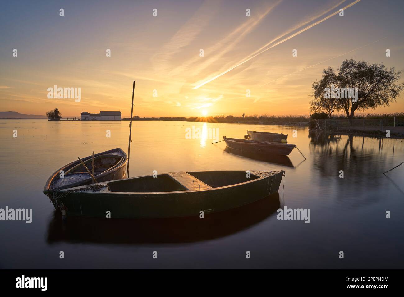 Bateaux à Albufera au coucher du soleil (Valence - Espagne) Banque D'Images