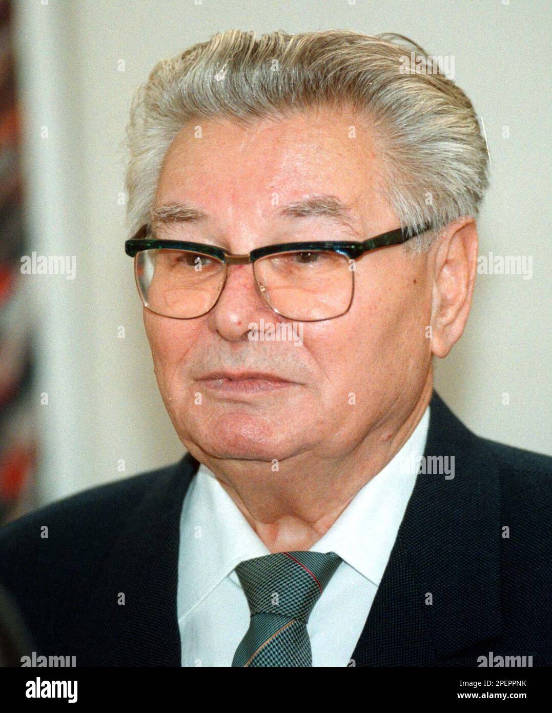 A file picture dated November 25, 1999 of Czech politician and economist Ota Sik. Sik, one of the most marked figures of the Prague Spring 1968, an economist and reformer, died in Sankt Gallen, Switzerland on Sunday, Aug. 22, 2004, aged 84, his son Miroslav told the media. Sik was vice prime minister and author of his country's economic reforms before being forced to resign after the 1969 Warsaw Pact invasion. (AP Photo/CTK, Michal Krumphanzl) Banque D'Images