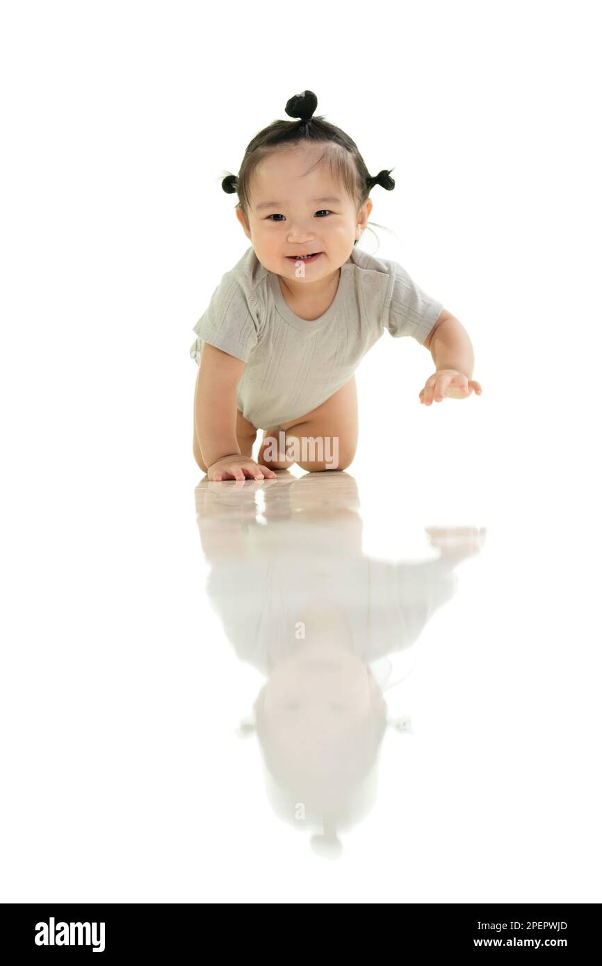 Les jolies filles jouant sur le sol Banque D'Images