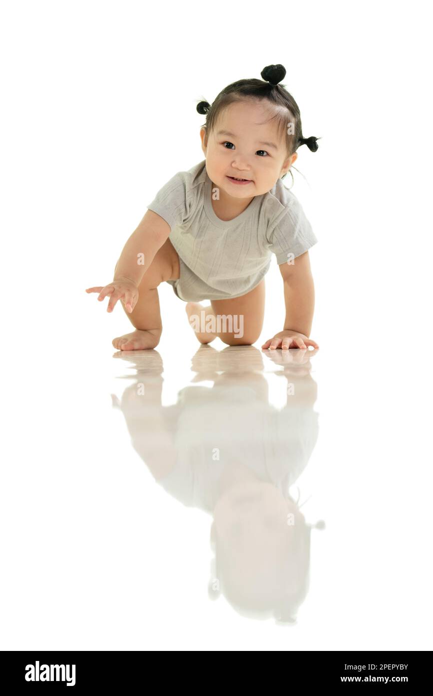 Les jolies filles jouant sur le sol Banque D'Images