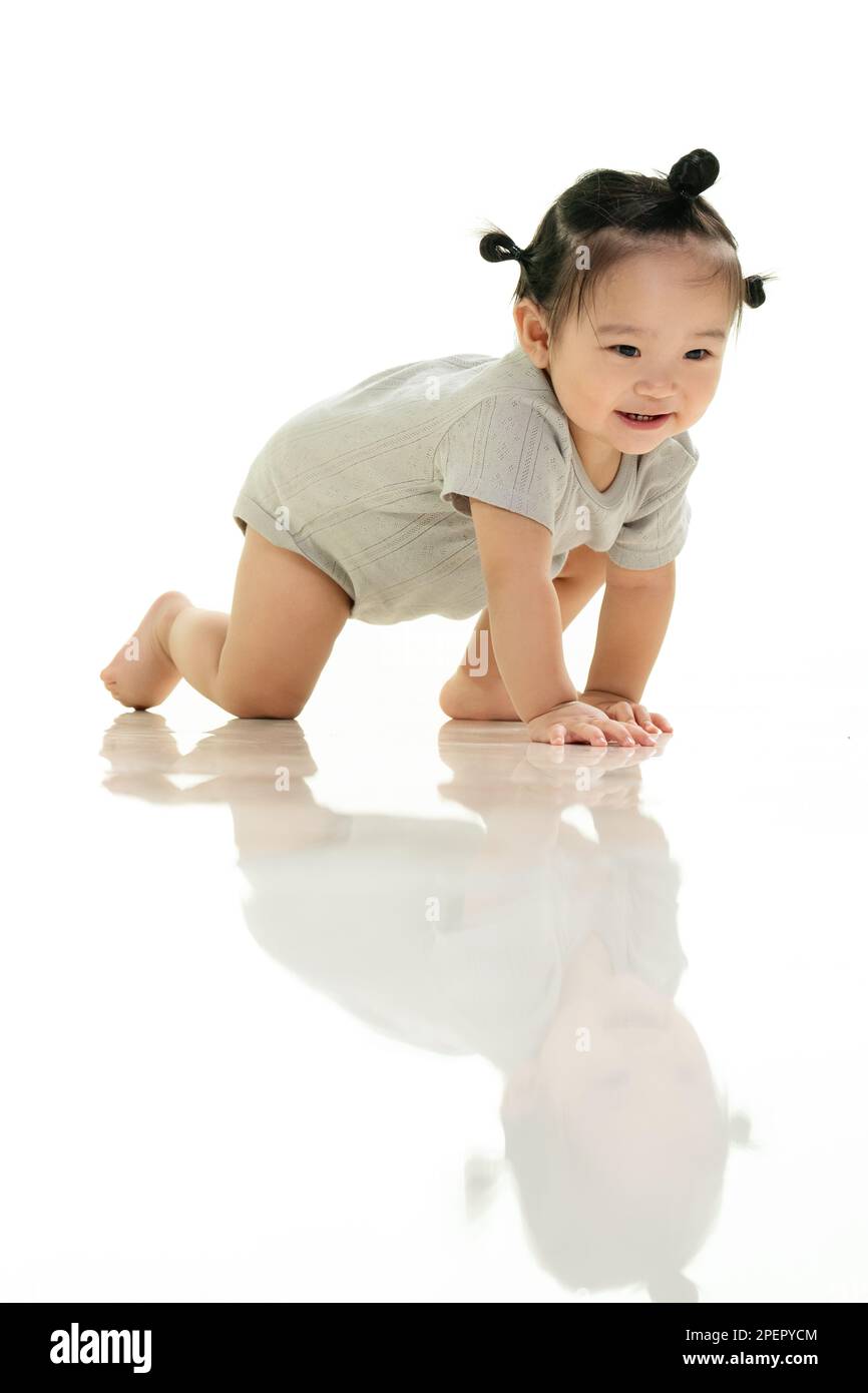 Les jolies filles jouant sur le sol Banque D'Images