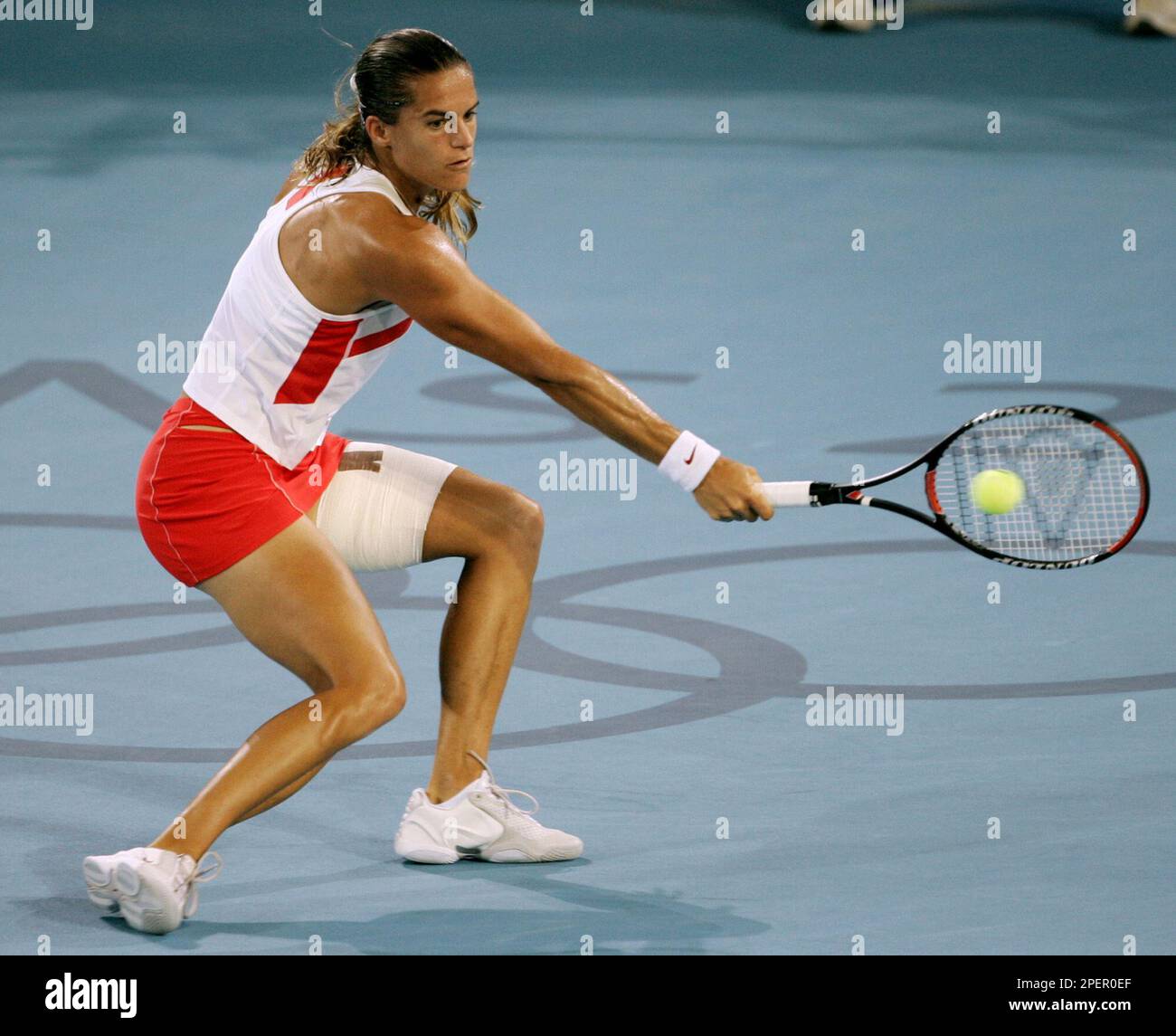 Amelie Mauresmo, of France, returns the ball to Justine Henin-Hardenne, of Belgium, during the gold medal singles match at the 2004 Olympic Games in Athens, Saturday, Aug. 21, 2004. (AP Photo/Adam Butler) Banque D'Images