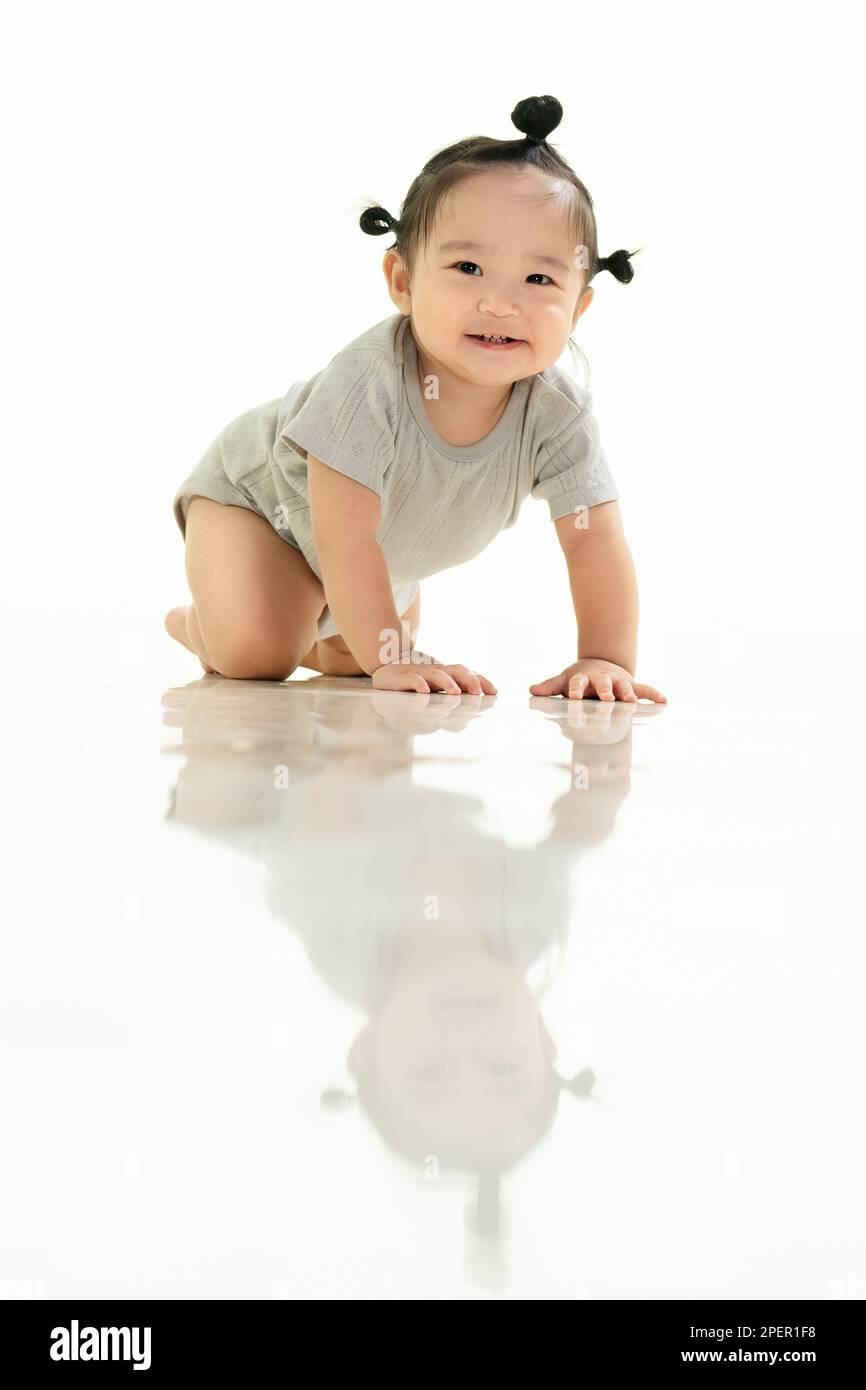 Les jolies filles jouant sur le sol Banque D'Images