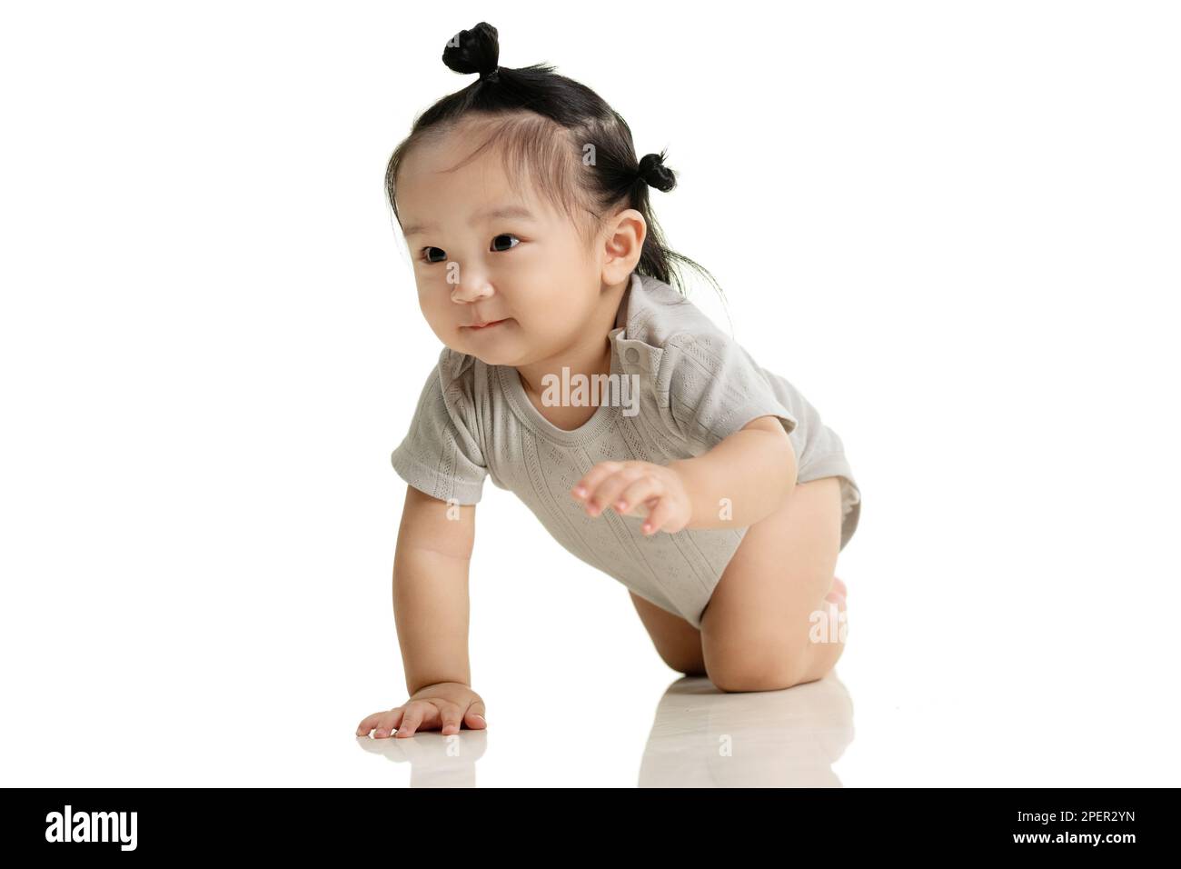 Les jolies filles jouant sur le sol Banque D'Images