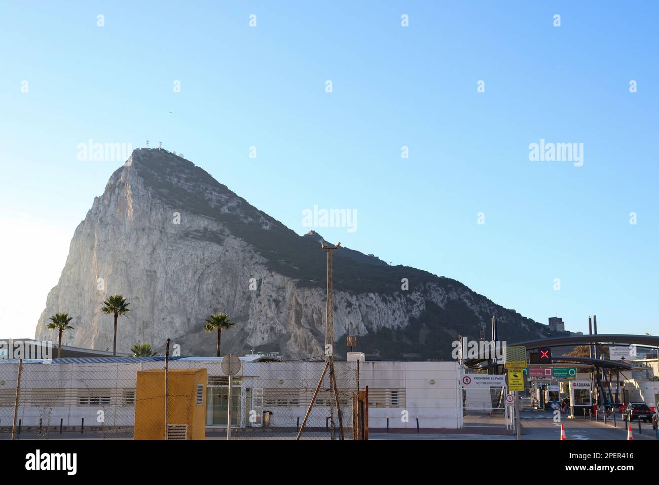 La porte frontière de la ville de la Linea, de l'Espagne à Gibraltar avec le Rocher de Gibraltar comme arrière-plan Banque D'Images