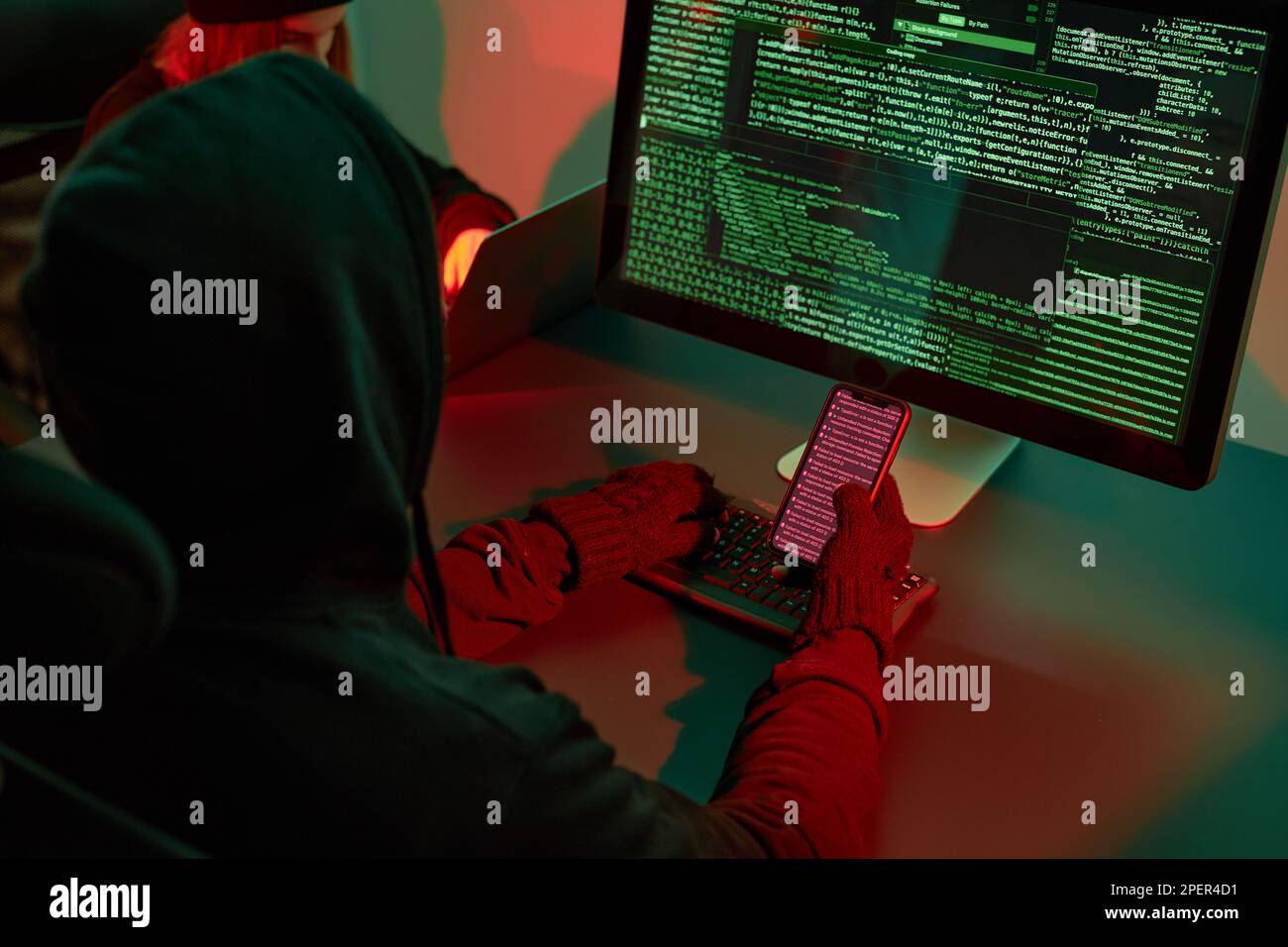 Personnes anonymes utilisant l'ordinateur et la programmation pour briser le code. Cyber-menace de sécurité. Internet et sécurité réseau. Accès à des informations privées. Un Banque D'Images