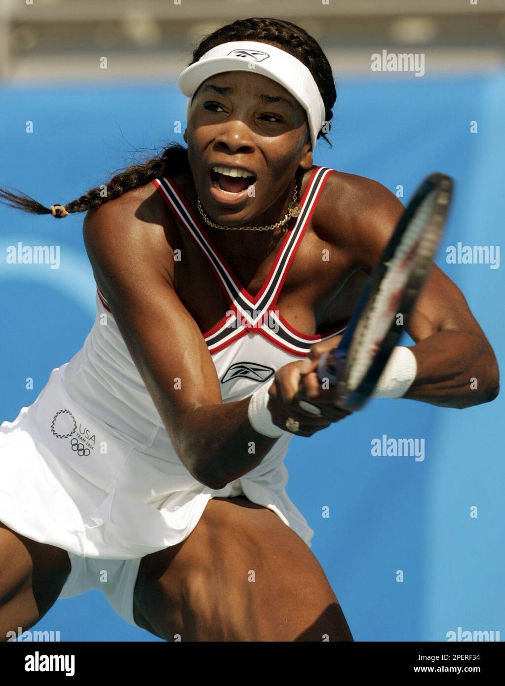 America's Venus Williams returns to Hungary's Melinda Czink during her first round singles match at the 2004 Olympic Games on center court at the tennis complex in Athens, Sunday, Aug. 15, 2004. Williams went on to win 6-1 6-3. Williams is wearing a tennis outfit designed by Diane von Furstenberg. (AP Photo/Adam Butler) Banque D'Images