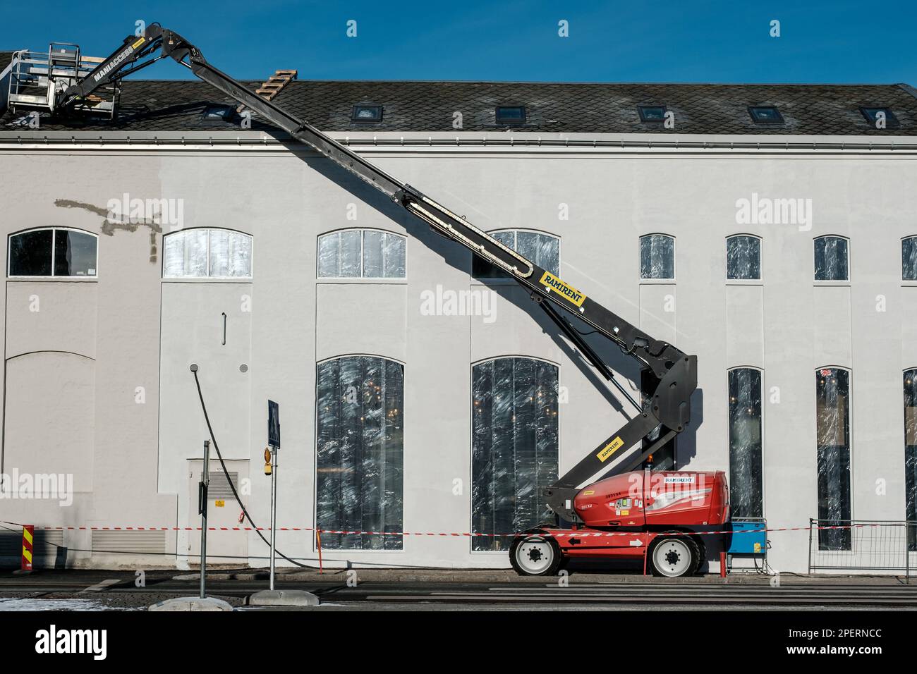 Sandnes Norvège, 10 mars 2023, réaménagement de la ville intérieure équipement d'accès au relevage hydraulique stationné à l'extérieur D'Un bâtiment sans personne Banque D'Images