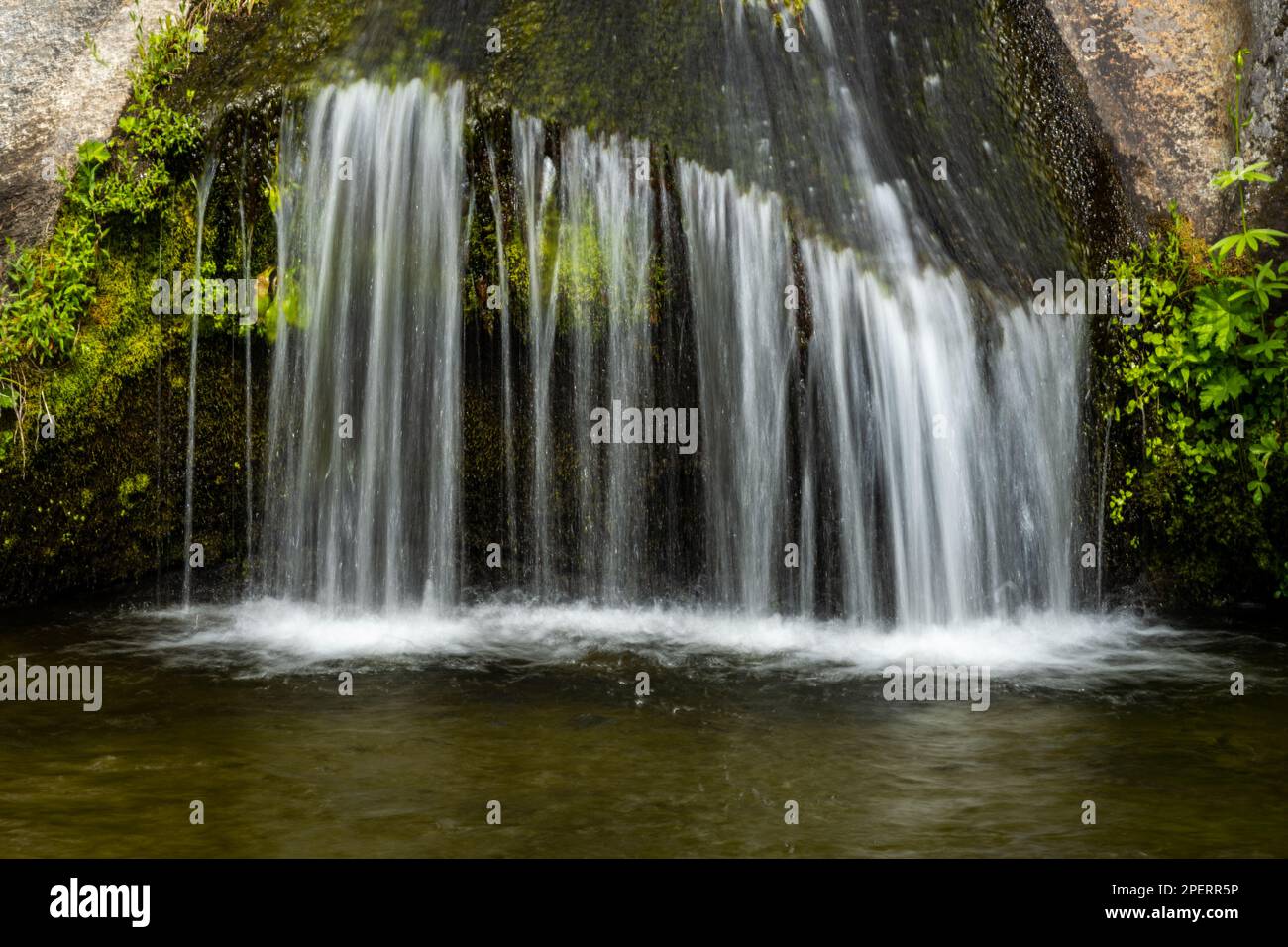 Gros plan de la plus basse cascade des chutes Ella dans le parc national de Kings Canyon Banque D'Images
