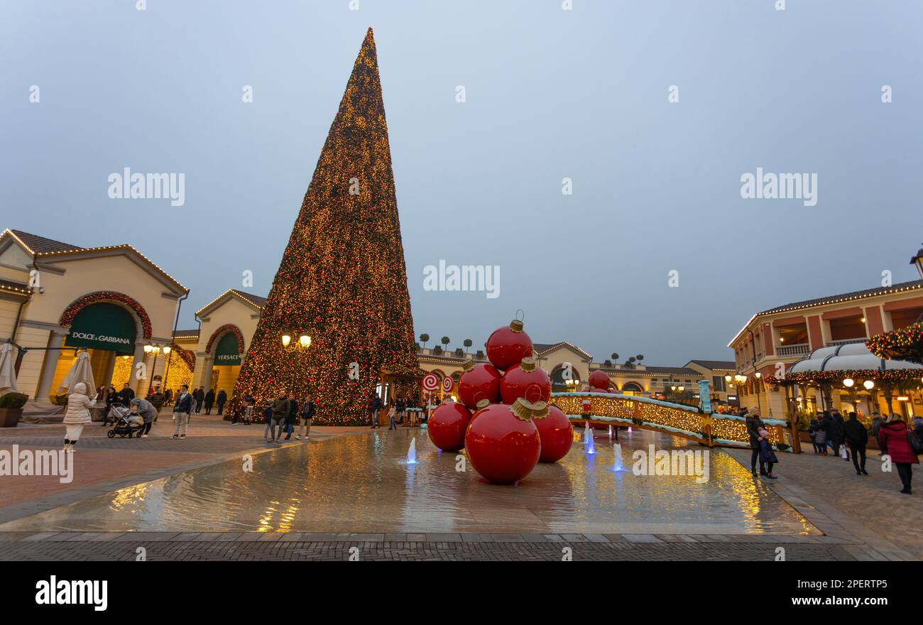 SERRAVALLE SCRIVIA, ITALIE, 28 DÉCEMBRE 2022 - Centre commercial 'Serravalle Outlet' les jours de Noël, province d'Alessandria, Piémont, Italie Banque D'Images